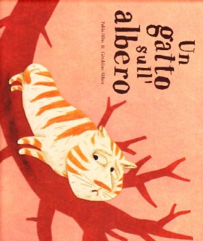 gatto sull\'albero