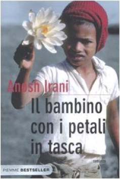 bambino con i petali in tasca