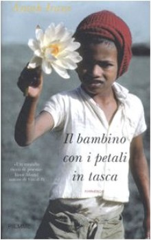 bambino con i petali in tasca