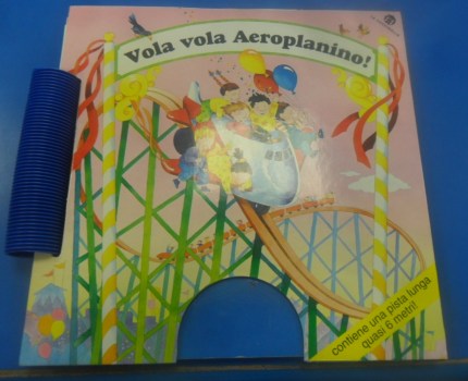 Vola vola aeroplanino. Libro 3D pista 6 metri e aereo a molla. Coccinella 1996