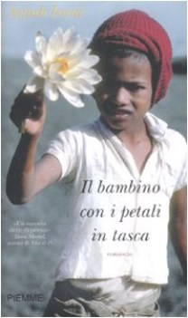 bambino con i petali in tasca