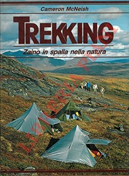 trekking zaino in spalla nella natura