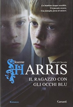 ragazzo con gli occhi blu