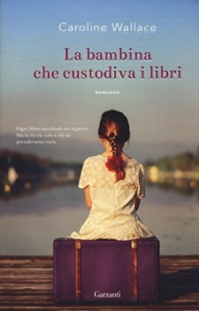 bambina che custodiva i libri