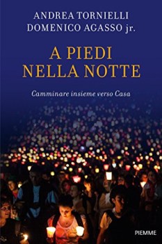 a piedi nella notte camminare insieme verso casa