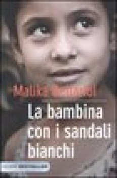 bambina con i sandali bianchi