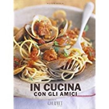 in cucina con gli amici