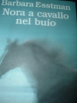 nora a cavallo nel buio