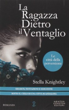 ragazza dietro il ventaglio