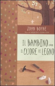 bambino con il cuore di legno